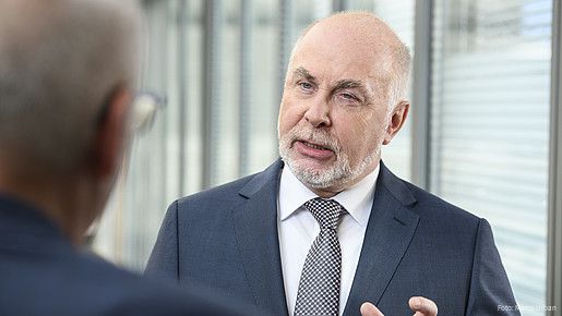 dbb Chef Ulrich Silberbach im Gespräch mit einer ihm gegenüber stehenden Person