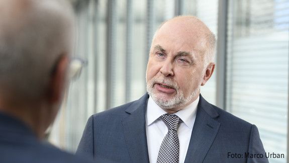 Ulrich Silberbach dbb Chef Ulrich Silberbach im Gespräch mit einer ihm gegenüber stehenden Person