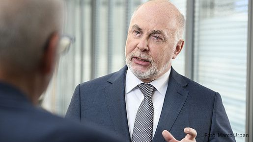 dbb Chef Ulrich Silberbach im Gespräch mit einer ihm gegenüber stehenden Person