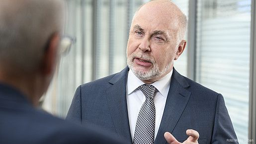 dbb Chef Ulrich Silberbach im Gespräch mit einer ihm gegenüber stehenden Person