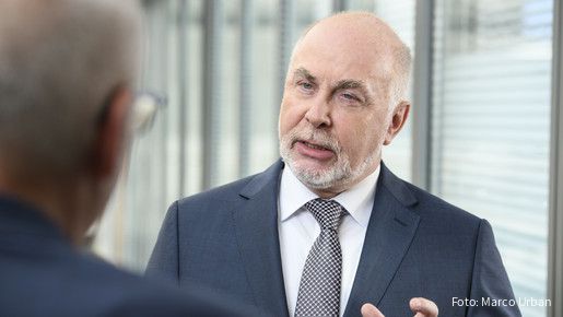 Ulrich Silberbach dbb Chef Ulrich Silberbach im Gespräch mit einer ihm gegenüber stehenden Person