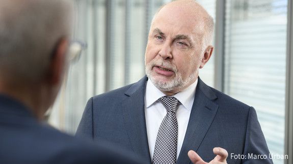 Ulrich Silberbach dbb Chef Ulrich Silberbach im Gespräch mit einer ihm gegenüber stehenden Person