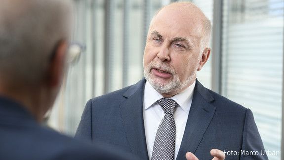 Ulrich Silberbach dbb Chef Ulrich Silberbach im Gespräch mit einer ihm gegenüber stehenden Person