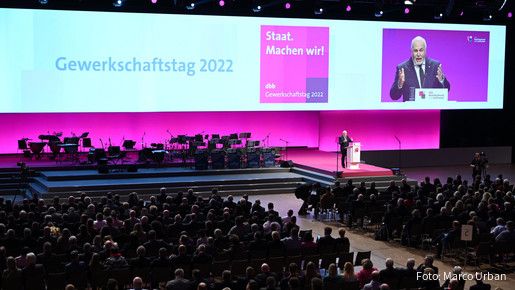 dbb Chef Ulrich Silberbach bei seiner Rede auf der Öffentlichen Veranstaltung des dbb Gewerkschaftstag 2022
