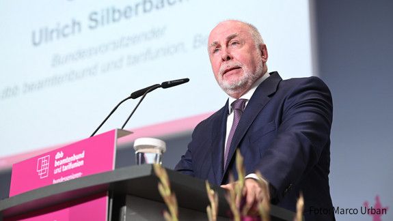 In seiner Rede erinnerte Silberbach auch an die Schwierigkeiten der politischen und gewerkschaftlichen Arbeit der vergangenen Jahre: Kriege, Pandemie, Inflation, Wohnungsnot, Pflegenotstand.