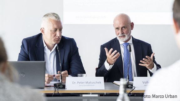 Das Foto zeigt Dr. Peter Matuschek, Geschäftsführer forsa, und Volker Geyer, dbb Bundesvorsitzender, auf der Pressekonferenz.