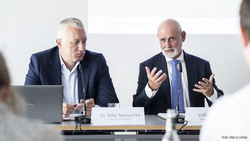 Das Foto zeigt Dr. Peter Matuschek, Geschäftsführer forsa, und Volker Geyer, dbb Bundesvorsitzender, auf der Pressekonferenz.