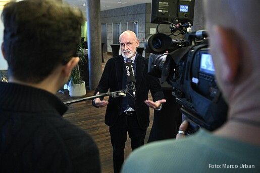 dbb Bundesvorsitzender Volker Geyer wird von einem Fernsehteam interviewt
