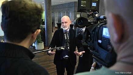 dbb Bundesvorsitzender Volker Geyer wird von einem Fernsehteam interviewt