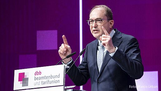 Das Foto zeigt Bundesinnenminister Alexander Dobrindt (CSU) auf der dbb Jahrestagung 2026.
