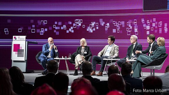 Das Foto zeigt die Teilnehmenden der an der Podiumdiskussion: dbb-Chef Volker Geyer, Gudrun Grieser, Mitglied des Nationalen Normenkontrollrates, André Berghegger, Hauptgeschäftsführer des Deutschen Städte- und Gemeindebundes, Digitalminister Karsten Wildberger sowie Moritz Heuberger, MdB Bündnis 90/DIE GRÜNEN. 