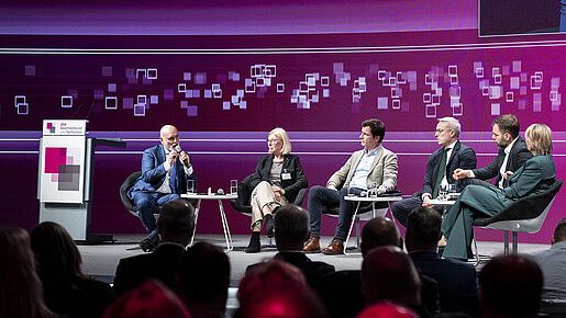 Das Foto zeigt die Teilnehmenden der an der Podiumdiskussion: dbb-Chef Volker Geyer, Gudrun Grieser, Mitglied des Nationalen Normenkontrollrates, André Berghegger, Hauptgeschäftsführer des Deutschen Städte- und Gemeindebundes, Digitalminister Karsten Wildberger sowie Moritz Heuberger, MdB Bündnis 90/DIE GRÜNEN. 