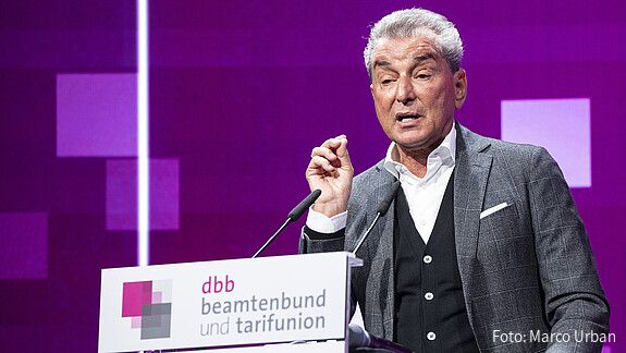 Das Foto zeigt Michel Friedmann am Rednerpult auf der dbb Jahrestagung.