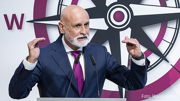 Das Foto zeigt dbb-Chef Volker Geyer am Rednerpult.