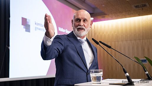 Das Foto zeigt Volker Geyer, den dbb-Bundesvorsitzenden, am Rednerpult.