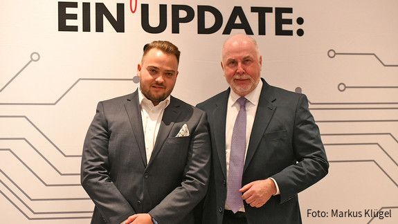 Der neue dbb jugend Chef Matthäus Fandrejewski mit dem dbb Bundesvorsitzenden Ulrich Silberbach, der dem 32-Jährigen zur Wahl gratulierte. 