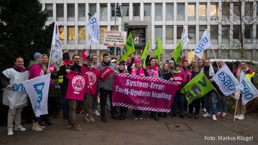 Lautstarker Protest vor dem Finanzministerium in Düsseldorf: Die dbb jugend fordert die TdL zum Einlenken auf.