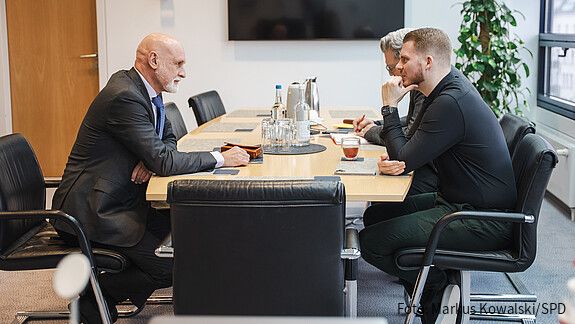 Das Foto zeigt dbb-Chef Volker Geyer im Gespräch mit dem SPD-Generalsekretär Tim Klüssendorf. 