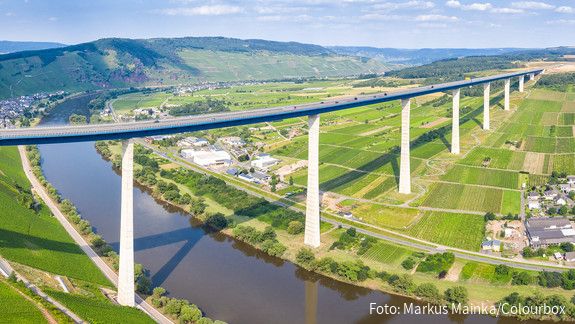 Strategien gegen den Sanierungsstau Bridge over Moselle river panorama in Zeltingen Germany road