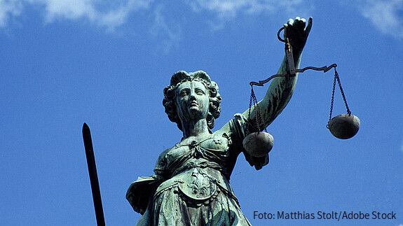 Das Foto zeigt eine Statue der Justizia.
