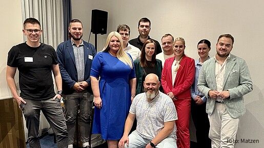 Jupoko Das Gruppenfoto zeigt die Bundesleitung der dbb jugend und die neu gewählten Mitglieder der Jugendpolitischen Kommission.