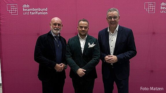 Gewerkschaften fordern 200 Euro mehr für Nachwuchskräfte Zu sehen sind dbb-Chef Volker Geyer, dbb jugend-Chef Matthäus Fandrejewski und dbb-Vize Andreas Hemsing.