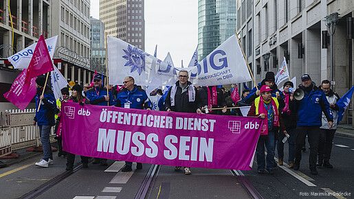 Demozug läuft über die Leipziger Straße.