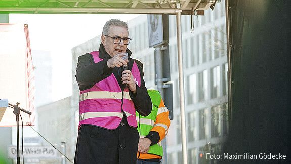 Andreas Hemsing spricht zu den Menschen.