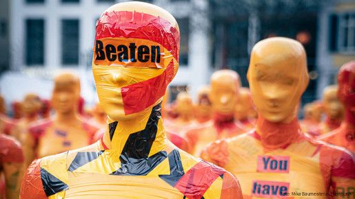 Frauenfiguren bei einer Demonstration gegen Gewalt gegen Frauen
