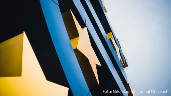 Interview mit Lutz Supplitt und Joachim Wuermeling Blick von unten auf das Logo der Europäischen Zentralbank