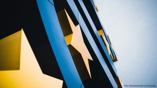 Blick von unten auf das Logo der Europäischen Zentralbank