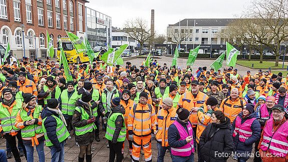 Autobahn-Beschäftigte gehen bundesweit in Warnstreik Das Foto zeigt Beschäftigte der Autobahn GmbH auf einer Demonstration in Krefeld am 18. Februar 2026.