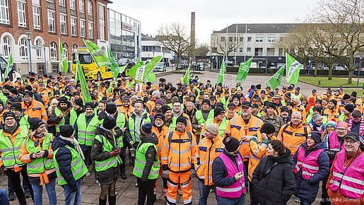 Das Foto zeigt Beschäftigte der Autobahn GmbH auf einer Demonstration in Krefeld am 18. Februar 2026.