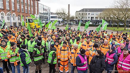 Das Foto zeigt Beschäftigte der Autobahn GmbH auf einer Demonstration in Krefeld am 18. Februar 2026.