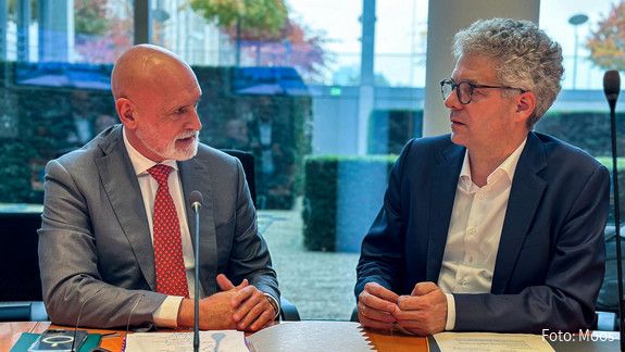 Starker öffentlicher Dienst = starke Wirtschaf Das Foto zeigt dbb-Chef Volker Geyer im Gespräch mit Dr. Stefan Nacke, dem Vorsitzenden der Arbeitnehmergruppe der CDU/CSU-Fraktion im Bundestag.