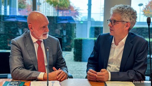 Das Foto zeigt dbb-Chef Volker Geyer im Gespräch mit Dr. Stefan Nacke, dem Vorsitzenden der Arbeitnehmergruppe der CDU/CSU-Fraktion im Bundestag.