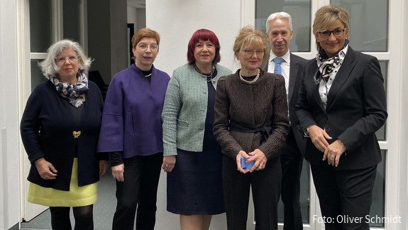 Jahresgespräch mit Kultusministerkonferenz Sechs Personen stehen nebeneinander und lächeln in die Kamera