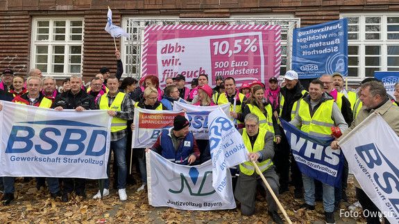 Faire Bezahlung und bessere Arbeitsbedingungen: Dafür gingen Justizbeschäftigte vor der Justizministerkonferenz in Berlin auf die Straße.