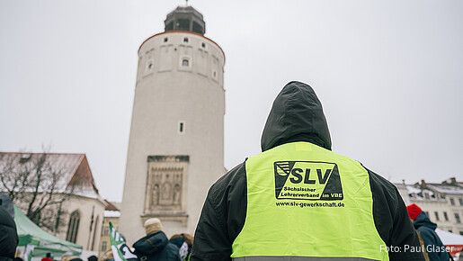 Menschen in gelben Warnwesten protestieren auf einem öffentlichen Platz