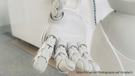 Nahaufnahme einer weißen Roboterhand