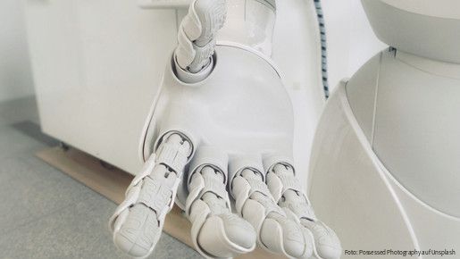 Nahaufnahme einer weißen Roboterhand