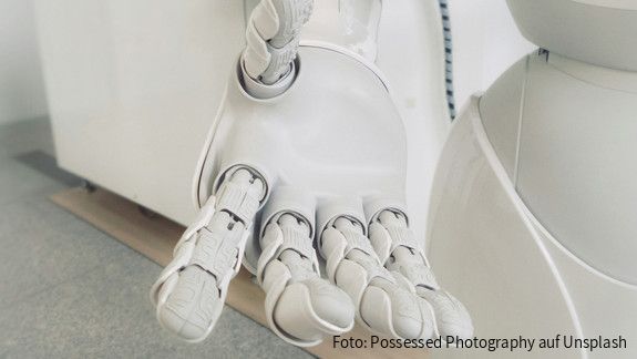 Stellungnahme zum Aktionsplan der Europäischen Kommission für den Kontinent der Künstlichen Intelligenz Nahaufnahme einer weißen Roboterhand