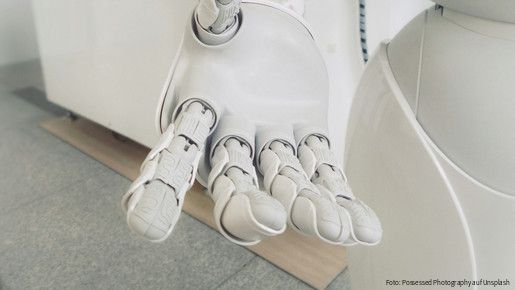 Nahaufnahme einer weißen Roboterhand