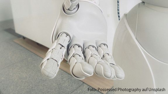 Künstliche Intelligenz Nahaufnahme einer weißen Roboterhand