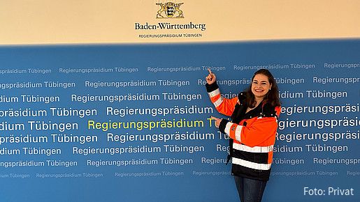 Foto zum Thema Public Management studieren: Zu sehen ist Julia, die das Studium absolviert hat und ihre Erfahrungen teilt. Sie eine trägt orangefarbige Sicherheitsjacke.