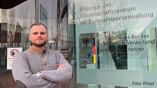 Foto zum Thema "Verwaltungsinformatik studieren": Zu sehen ist Morris, der das duale Studium aktuell absolviert, und im Jobkompass seine Erfahrungen teilt.