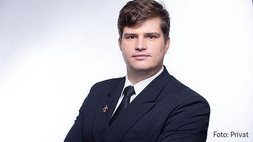 Foto zum Thema "Wie wird man Pilot?": Zu sehen ist Oliver, der Frachtflugzeuge fliegt, und im Porträt seinen beruflichen Werdegang schildert.