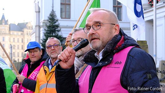 Demonstration in Schwerin - Knecht: „Wir lassen nicht locker!“ Das Foto zeigt Beschäftige des öffentlichen Dienstes, die in Schwerin demonstrieren.