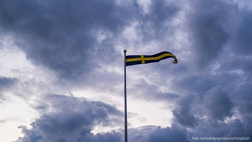 Die schwedische Flagge weht im Wind