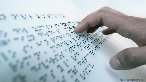 Hand auf Blindenschrift